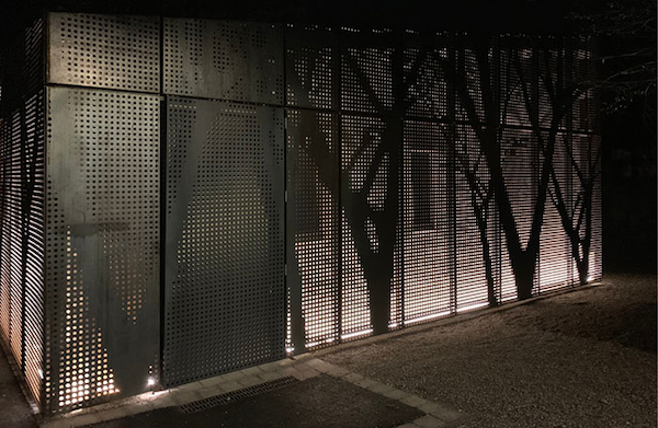 Ansicht Lochblech Fassade beleuchtet