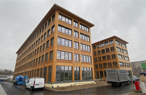 Mehrstöckiges Bürogebäude Holz Stahl Skelettbauweise fertig