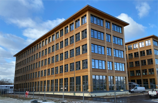 Mehrstöckiges Bürogebäude Holz Stahl Skelettbauweise